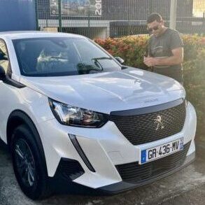 Lionel remettant les clés d'une Peugeot 2008
